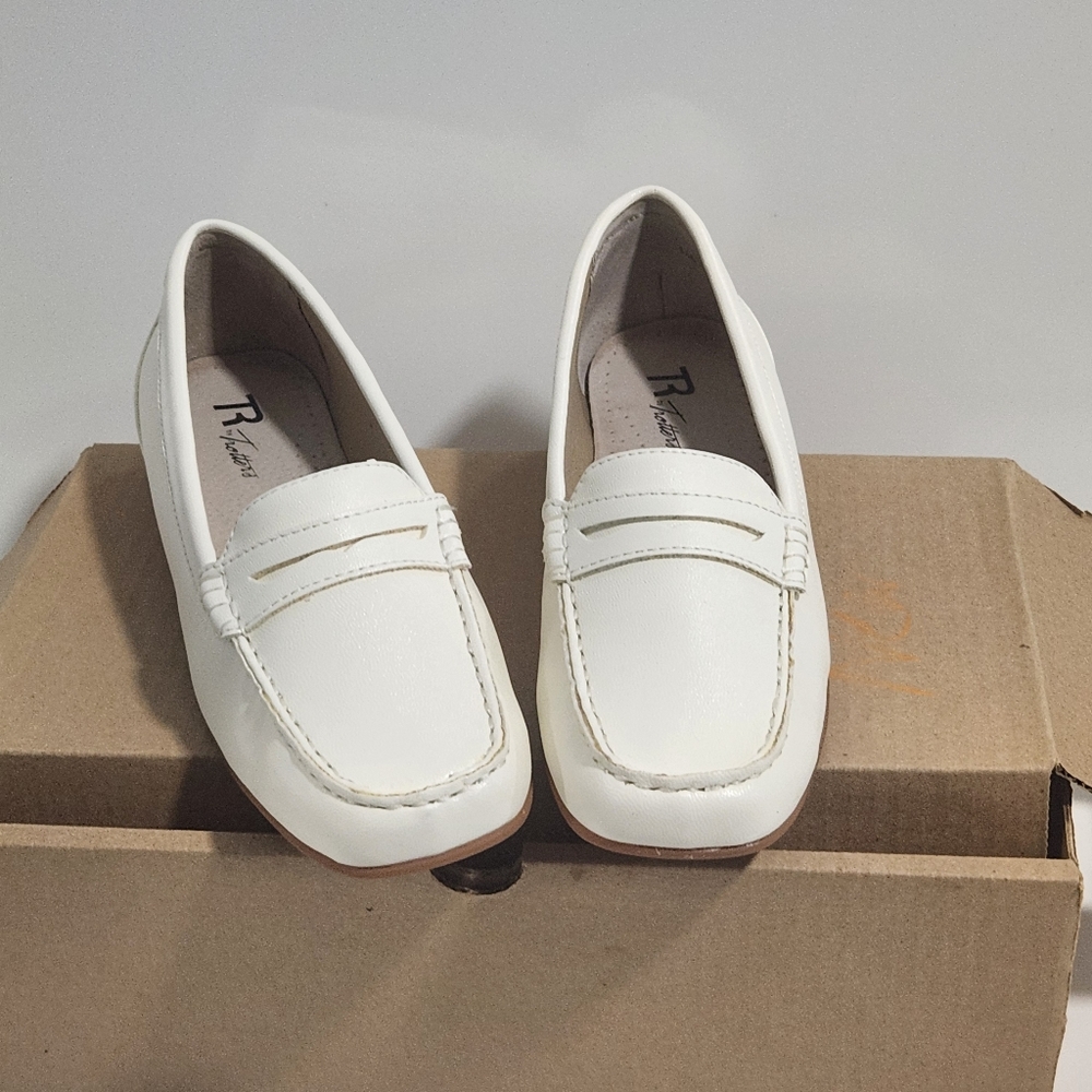 R by Trotters Ivory Flats Size 8.5N